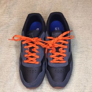 Reebok Classic Black leather shoes with Orange shoe laces. Mens size 8